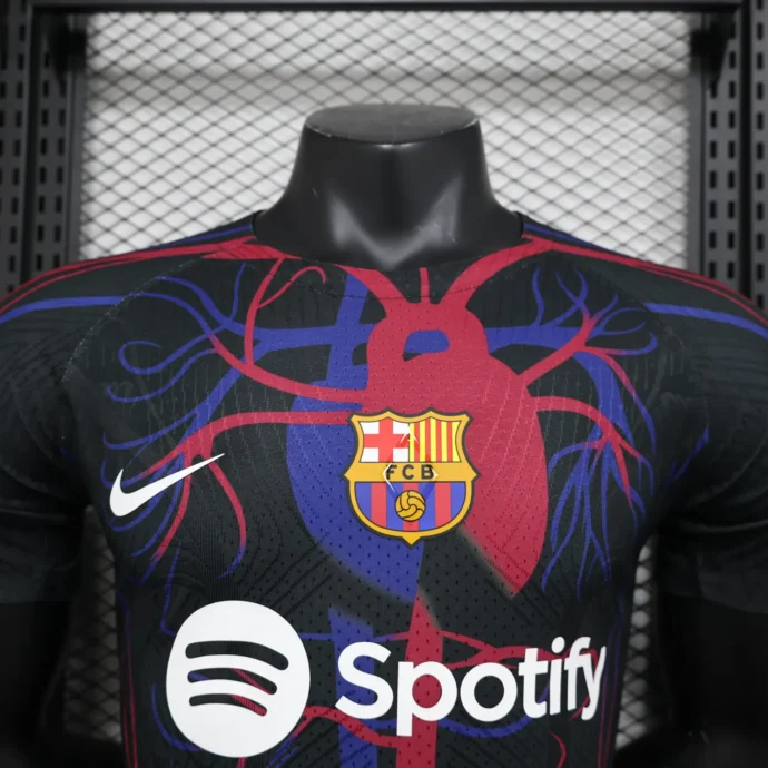 ⁦قميص برشلونة في القلب⁩ - الصورة ⁦4⁩